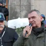 Ćuta pitao obezbeđenje da li je premijerka u zgradi Vlade 3 Ćuta pitao obezbeđenje da li je premijerka u zgradi Vlade 3